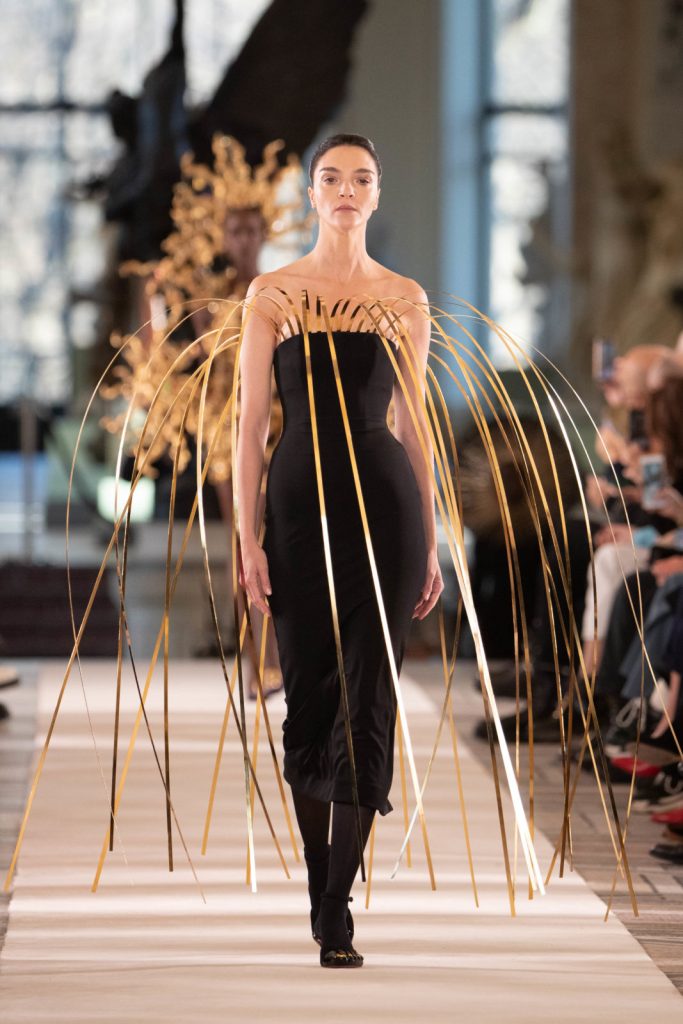 Haute Couture 2022 春夏系列 Schiaparelli 秀場 Look 28，全身禮服設計展示